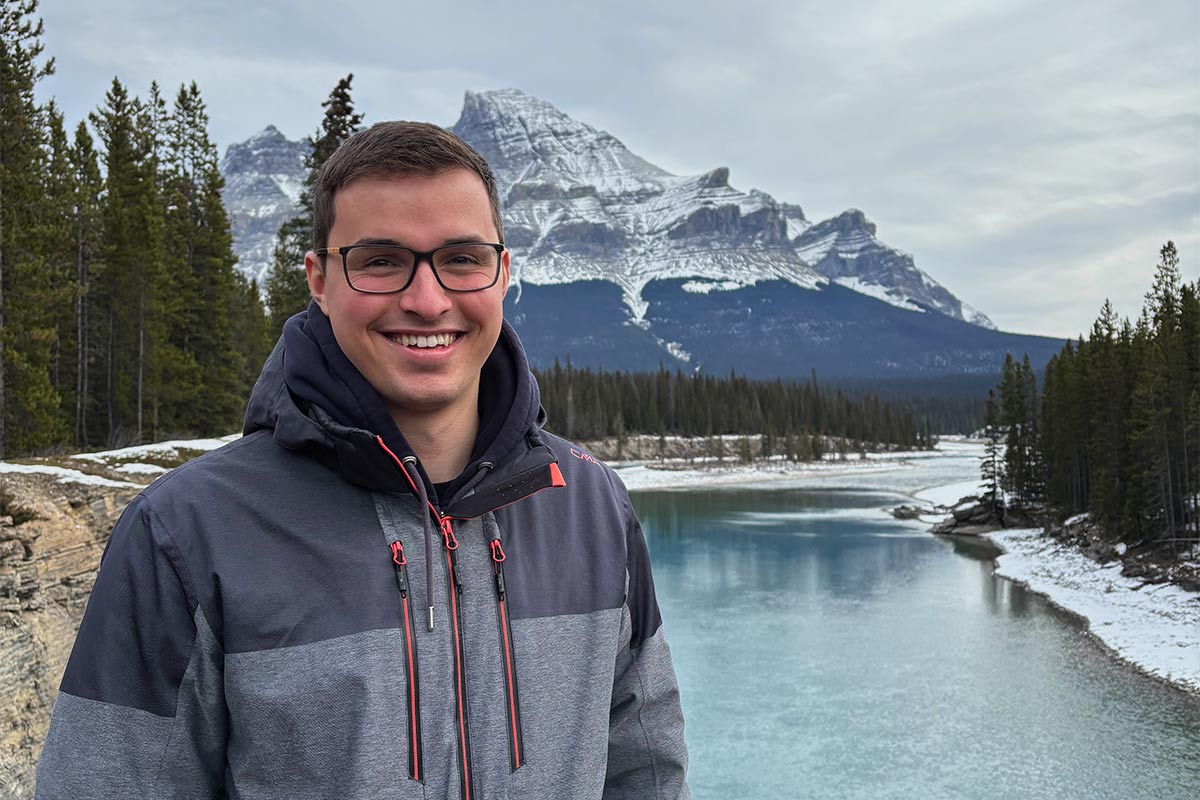 Alumni-Foto der Rohde-Stiftung, Mann vor der Hong Kong University of Science and Technology